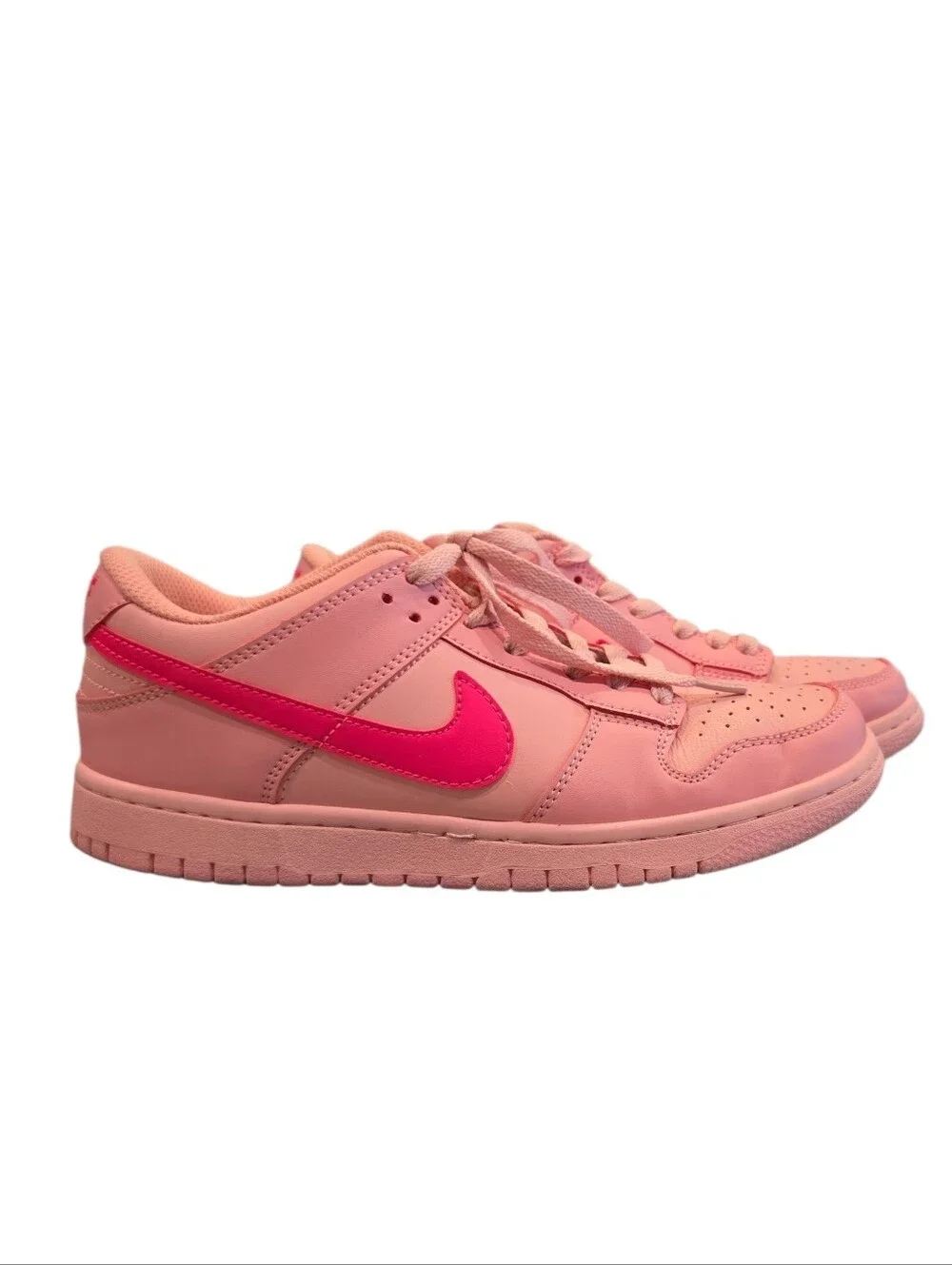 NIKE WOMEN'S LOW TRIPLE PINK SNEAKERS. SIZE 8 U. S.  DH9756-600